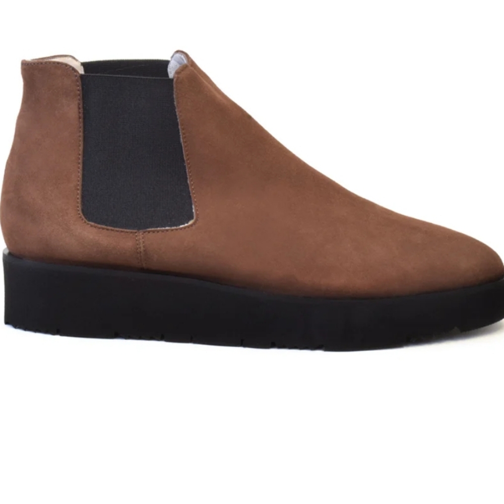 AMALFI ENRICO in Castagno Cashmere suede Chelsea Boots, women's size 11